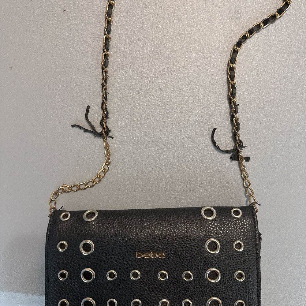 Bebe Black Pebbled Faux Leather Grommet Crossbody Wallet Bag Gold Chain Strap - Picture 3 of 3